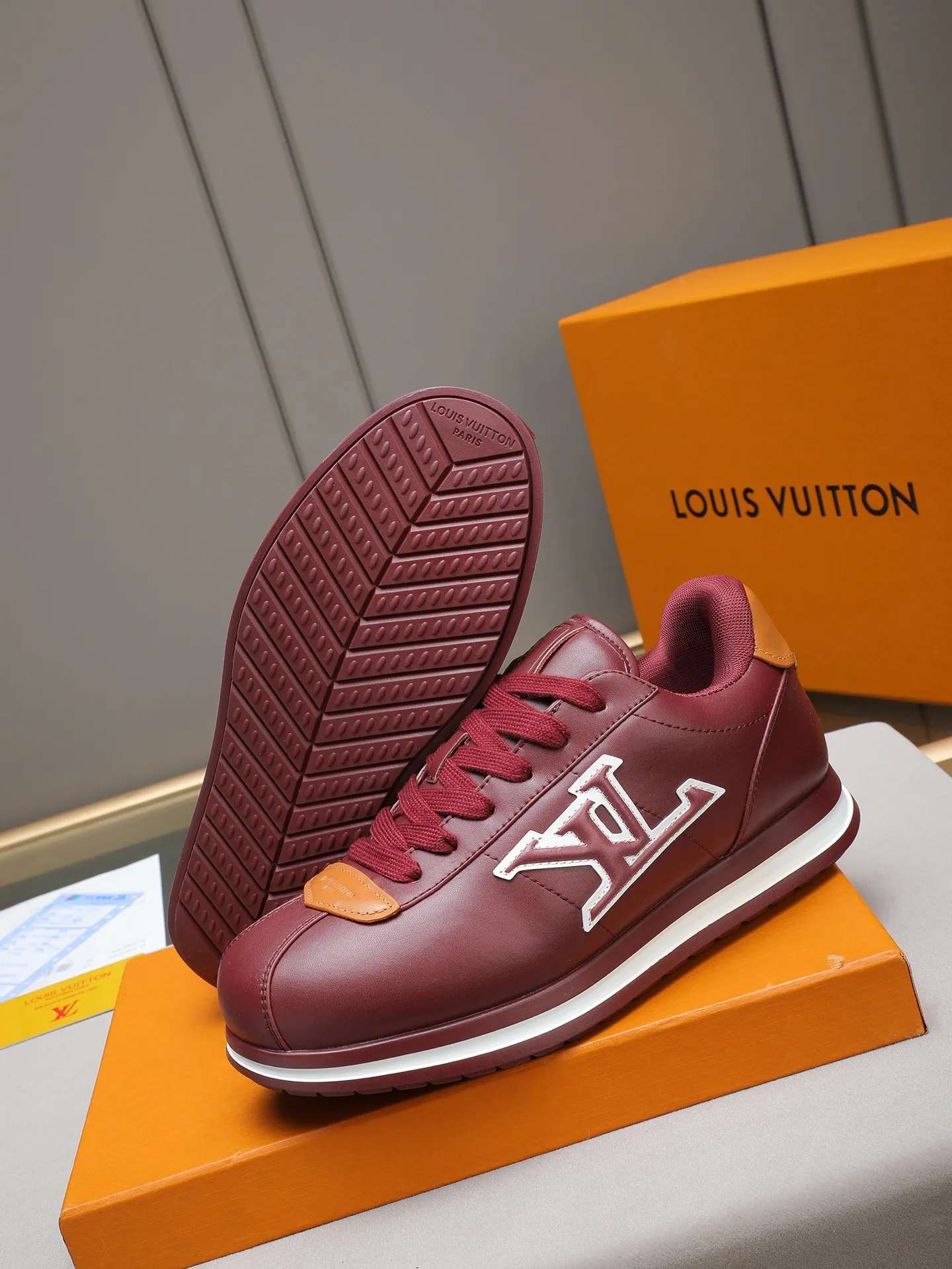 PP560 LV Louis Vuitton L Jialu Brand Runner Tatic Series Thick-soled Casual Sports Shoes Running Shoes Original purchase, development and production This LV Runner Tatic sports shoe combines technical materials such as mesh fabric and ribbons to interpret the inspiration of traditional mountaineering shoes. LV letters are written on one side, the lariat buckle of the quick lacing system is embellished with Monogram flowers and Louis Vuitton logos, and the light and wear-resistant rubber outsole completes the whole. ▪️Fabric: Original imported cowhide + mesh ▪️Inner lining: Original customized breathable mesh ▪️Sole: Original open-molded anti-slip rubber combination material ▪️Size: Men's 38-44 (customized for 45 and 46)